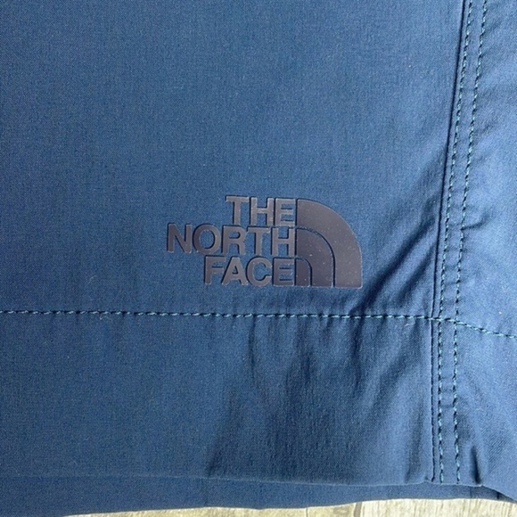 THE North Face boys blue moisture wicking shorts w/ adjustable waistband. XL - Picture 4 of 16